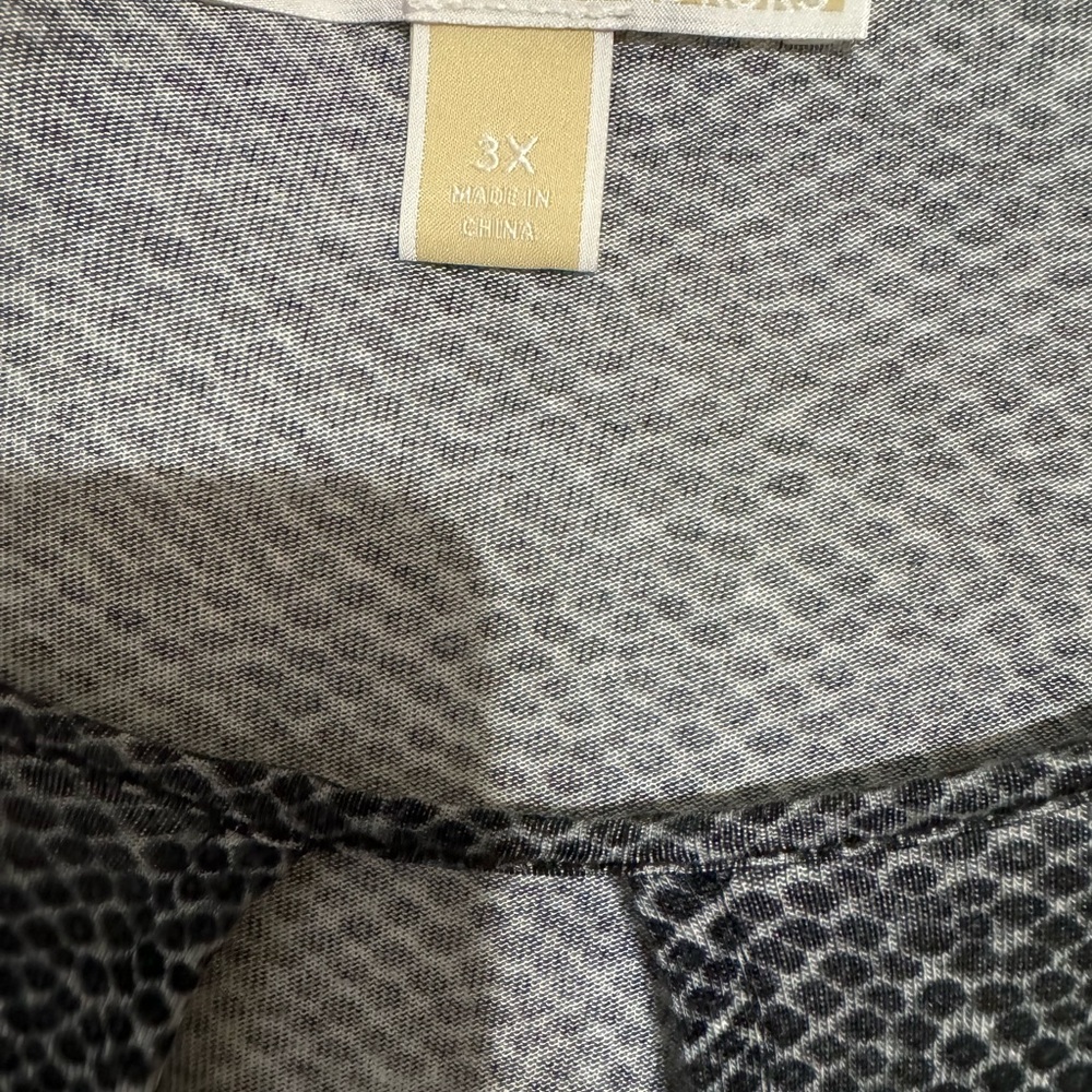 MICHAEL KORS  NEUTRAL PRINT TOP w/KEY HOLE NECKLINE DETAIL  PLUS: 3X   #9 - Picture 8 of 10